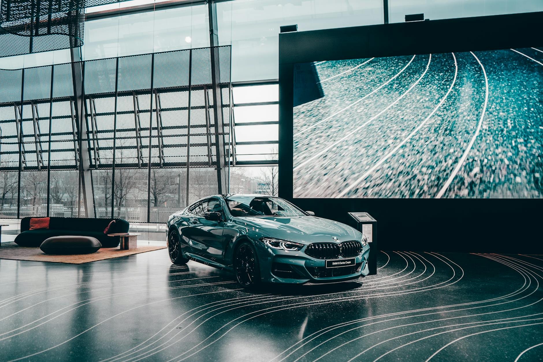 Showroom exterior with modern vehicles — RD SUPPORT.